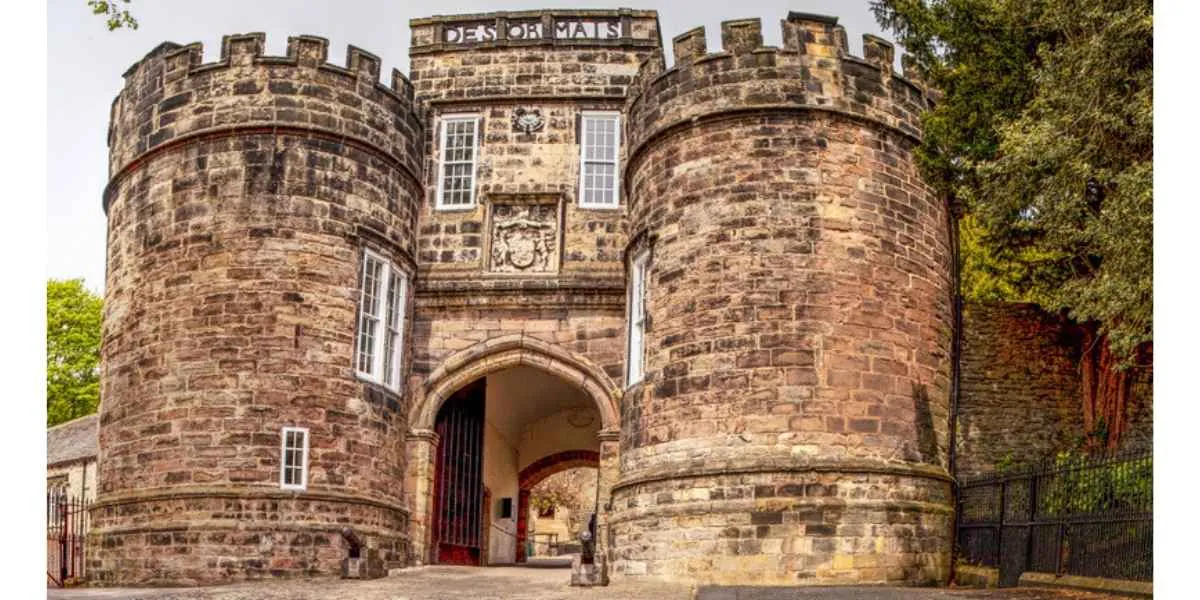 Leeds and Liverpool Canal skipton castle