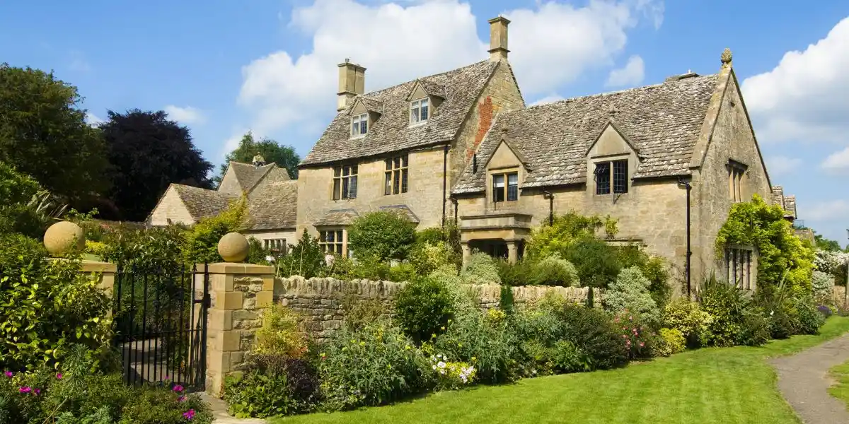 a beautiful house in the cotswolds. see it on a day trip