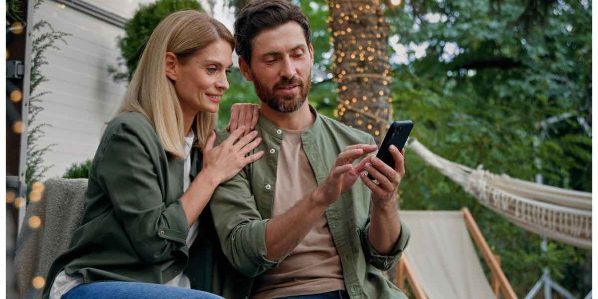 couple travelling while looking at online casino etiquette