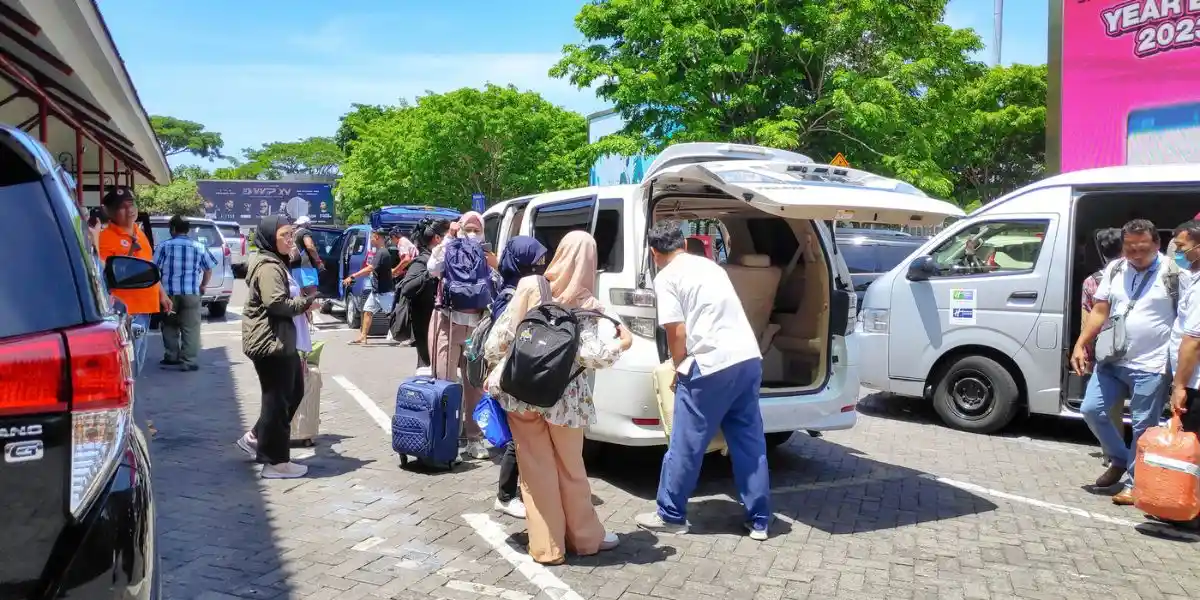 people being dropped off at airport